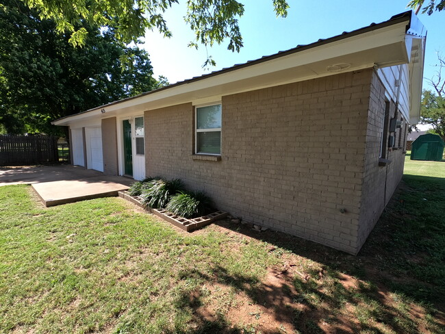 Side view of house standing from southeast corner - 415 W Guthrie St