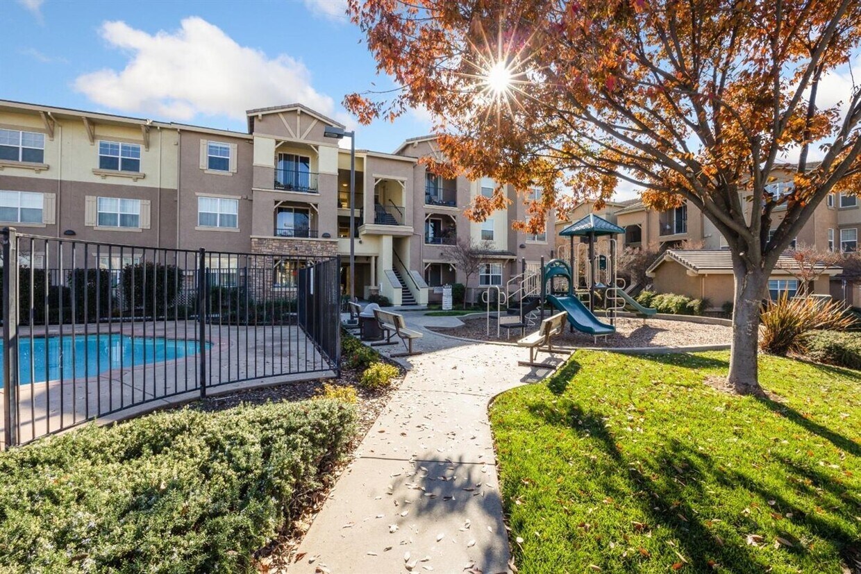 Foto principal - Completely Remodeled Two Bedroom Condo in ...