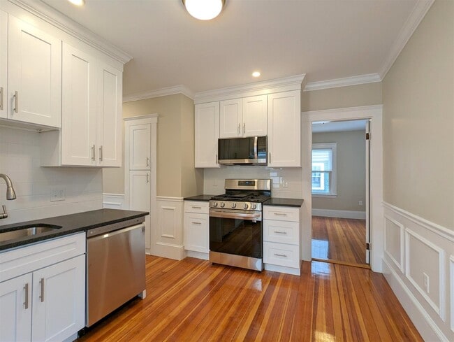 Building Photo - 35 Trowbridge St