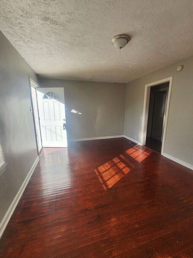 Foto del edificio - Newly Remolded Spacious Two Bedroom Single Family Near 38th and Sherman