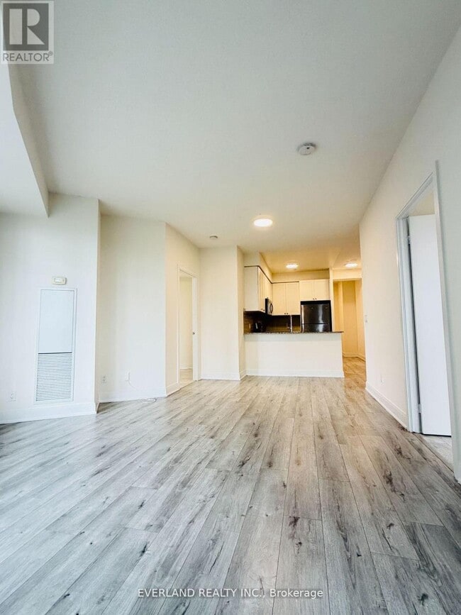 Building Photo - 125 Village Green Square