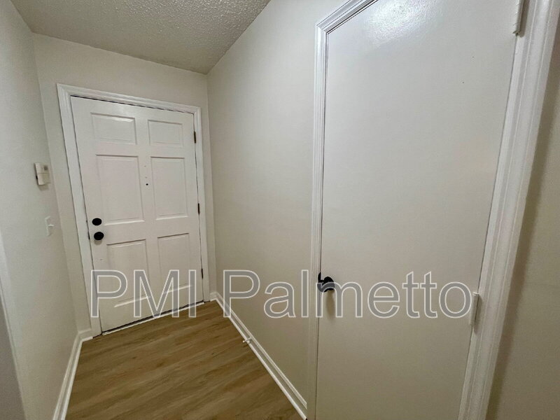 Foto del edificio - 300 Quincannon Rd