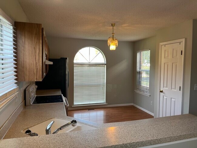 Building Photo - Large backyard and screened porch