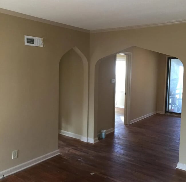 Building Photo - 2208 W 48th St