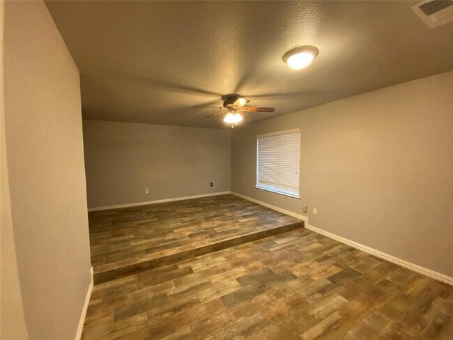 Building Photo - 656 Red River Dr