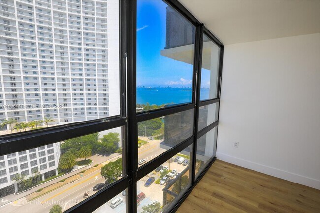Foto del edificio - 600 NE 36th St