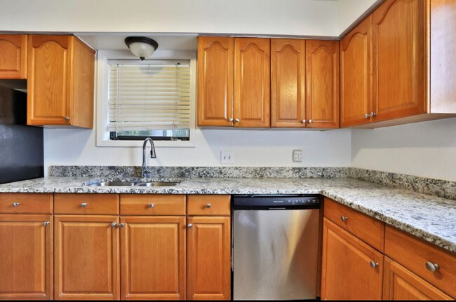 Building Photo - 743 Somerset Ct
