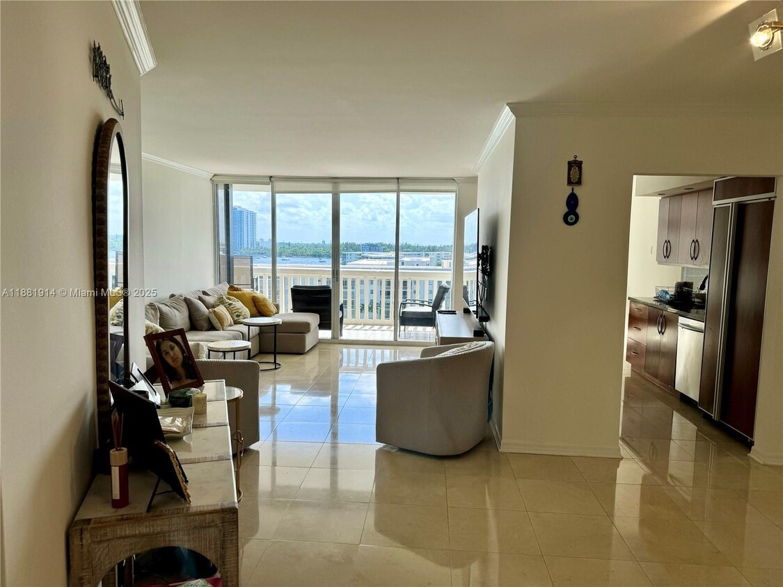 Foto principal - 1000 E Island Blvd