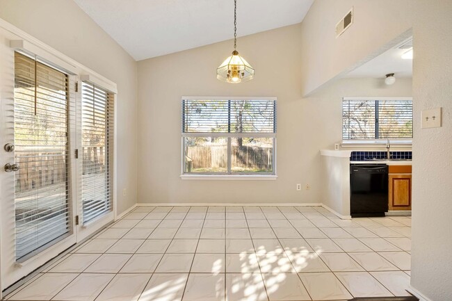 Building Photo - 3 Bedroom, 2 Bath, Single Story Home in Mi...