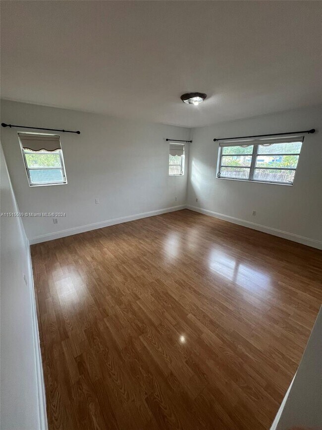 Foto del edificio - 2621 NE 209th St