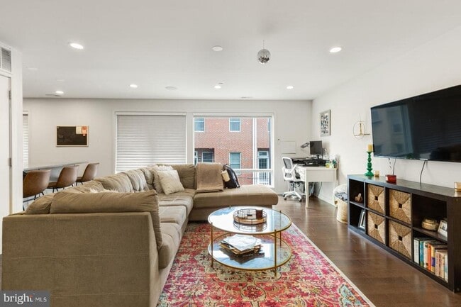 Building Photo - 728-30 S Sartain St