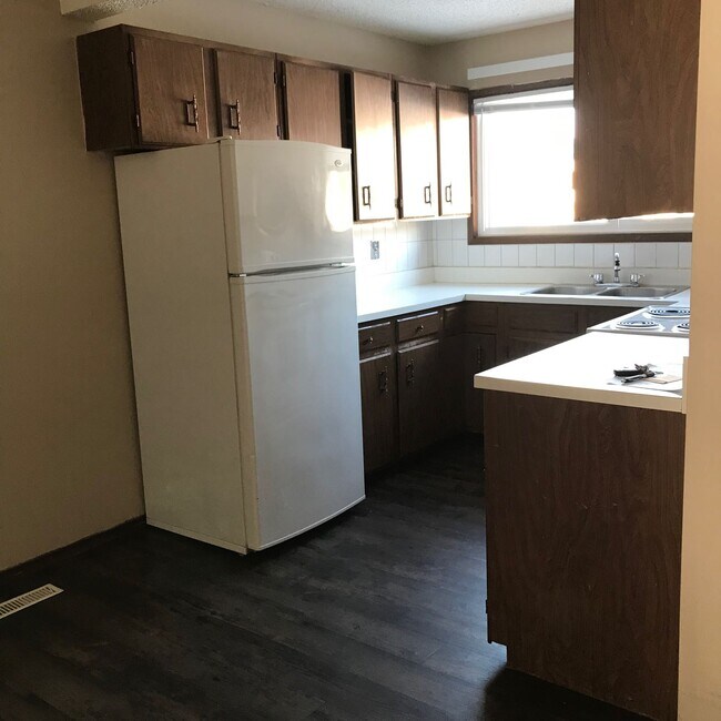 Photo du bâtiment - 3 Bed 1.5 Bath Unit in Red Deer, AB