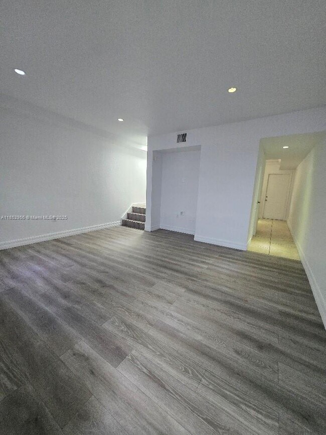 Building Photo - 1701 N Treasure Dr