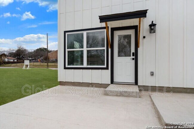 Building Photo - 808 N Liberty Ave