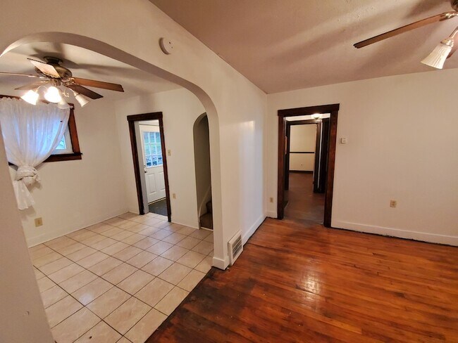 Building Photo - 1137 Oakleaf Dr