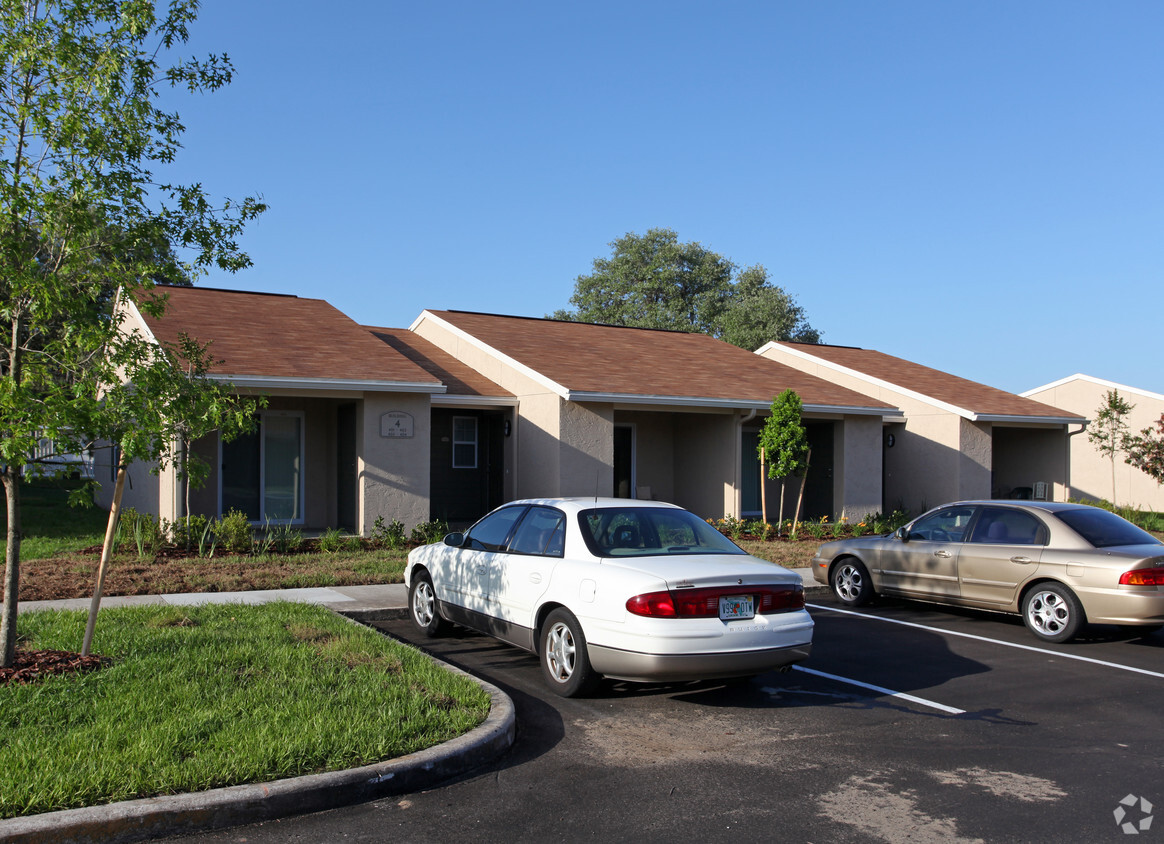 Building Photo - Little Oaks Apartments