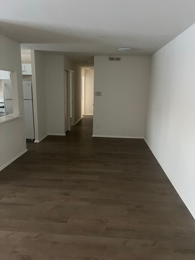 Building Photo - Updated 3 Bedroom Condo