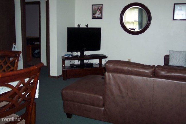 Building Photo - 3 br, 1 bath Apartment - 5 Windy Hill Road