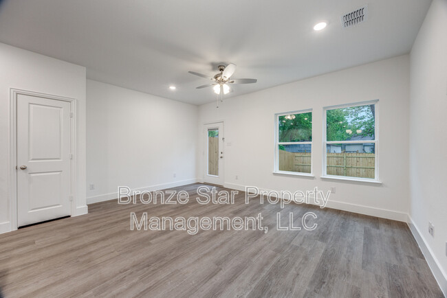 Foto del edificio - 414 E 7th St