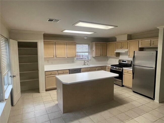 Building Photo - 613 Stallion Dr