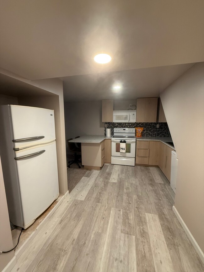 Building Photo - 120 Park Dr