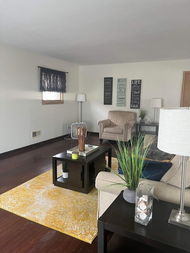 Livingroom pic #1 - 8628 W Capitol Dr