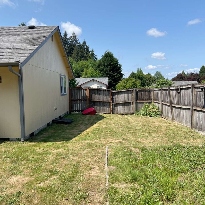 Building Photo - 1622 Mapleridge Dr NE