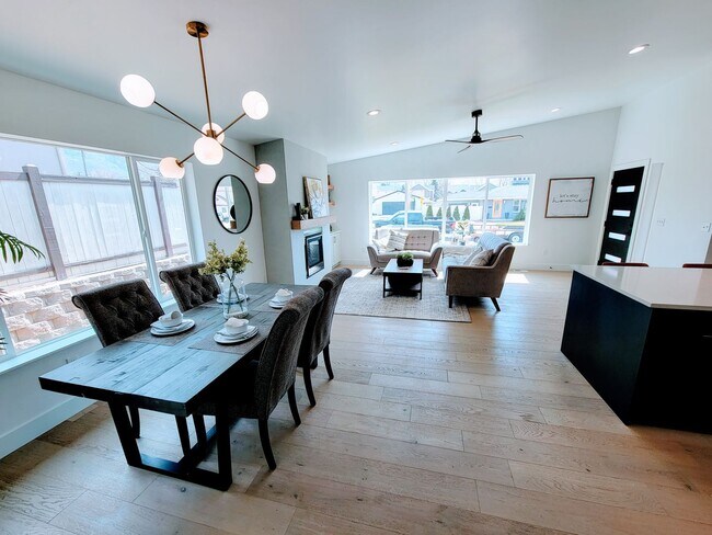 Foto del edificio - ABSOLUTELY UNBELIEVABLE NEW HIGH END CUSTOM HOME!