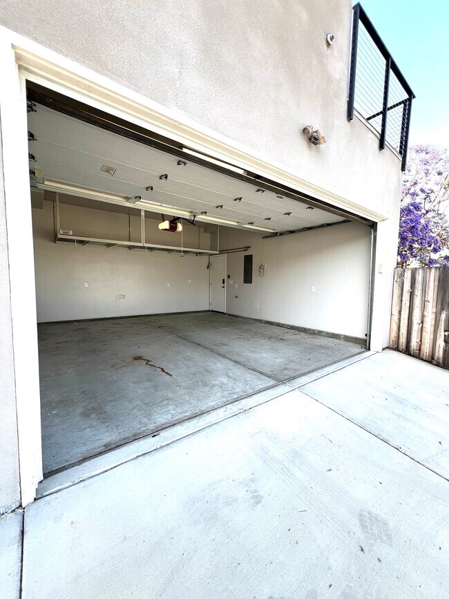 Building Photo - 4236 Cass St