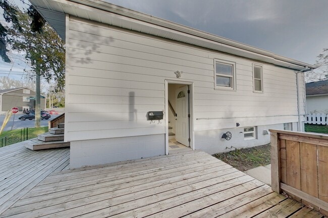 Building Photo - 1 Bed / 1 Bath Basement Apartment for Rent...