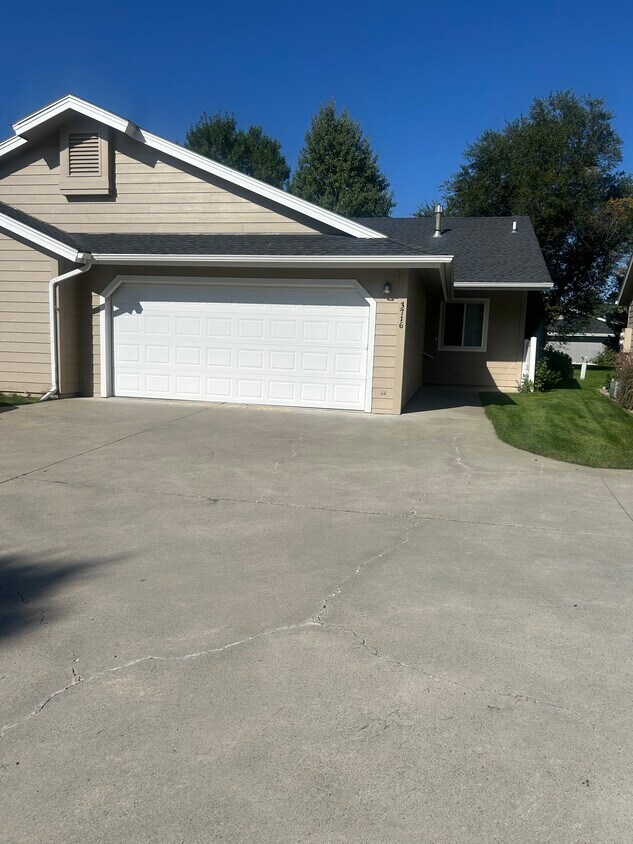 Entrada principal/garaje adjunto - 3716 Decathlon Pky