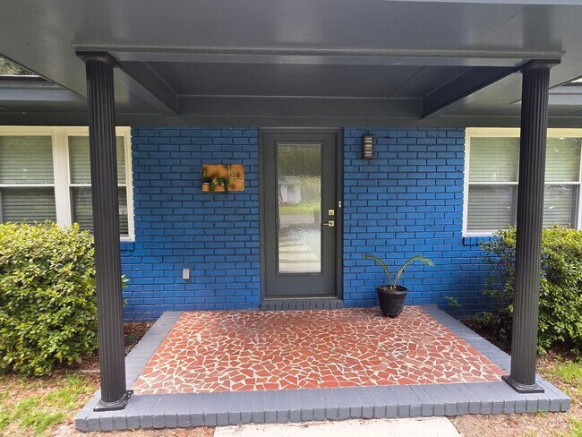 Building Photo - 145 Lewis Dr