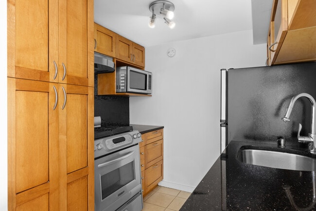 Building Photo - 100 W 57th St