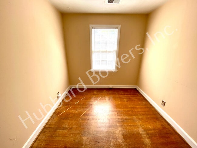 Building Photo - Spacious Shandon duplex