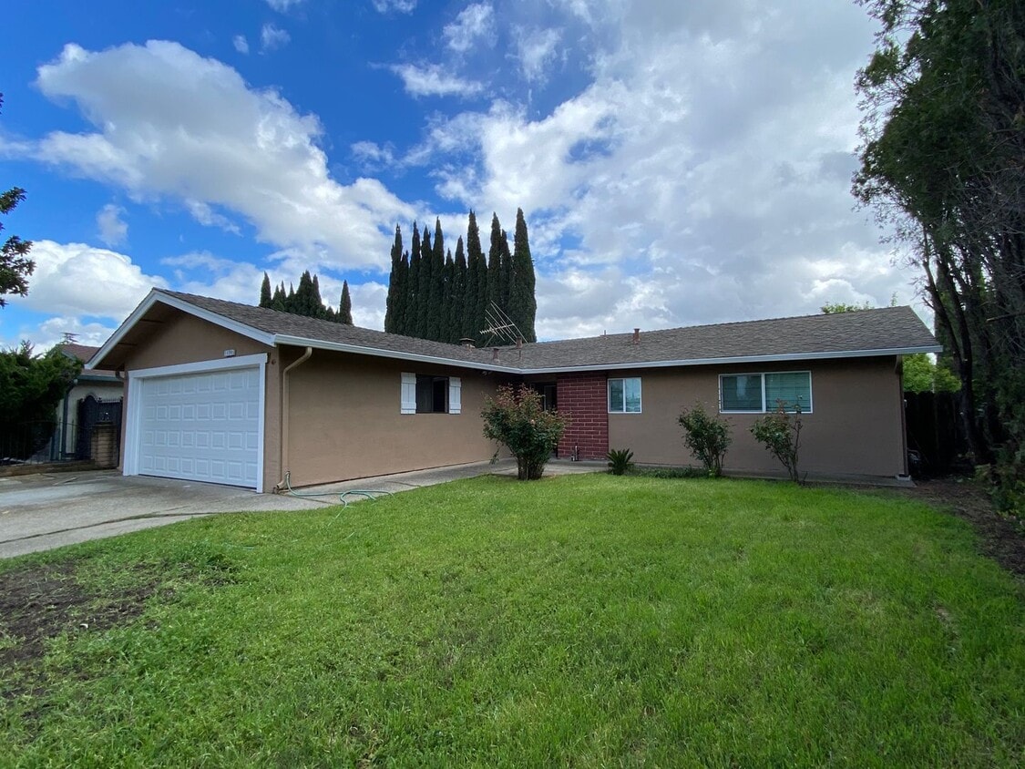 4 Bed, 2 Bath Home in North Stockton House Rental in Stockton, CA