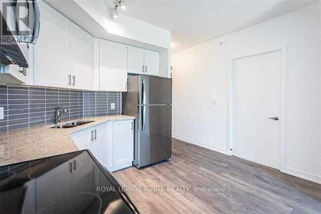 Photo du bâtiment - 550-550 N Service Rd