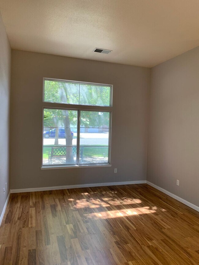 Foto del edificio - 4 Bedroom 2 Bath Home