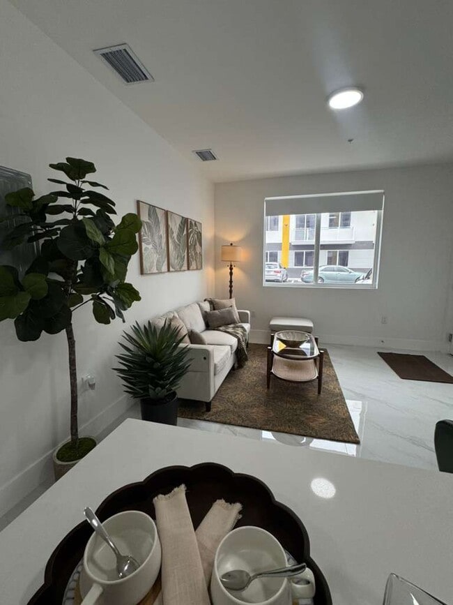 Foto del edificio - 943 W 67th St
