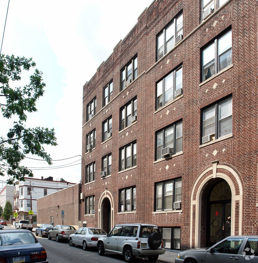 Building Photo - 136 39th St