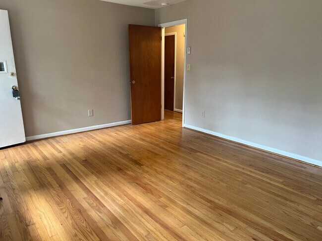 Building Photo - 2 Bedroom | 1 Bath Townhouse near Cameron ...