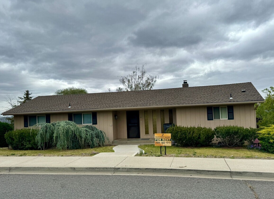 61 Herlou Dr, Selah, WA 98942 House Rental in Selah, WA