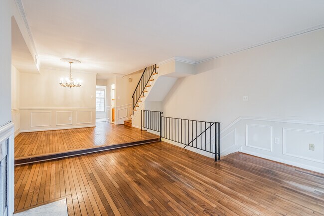 Foto del edificio - 4515 MacArthur Blvd NW