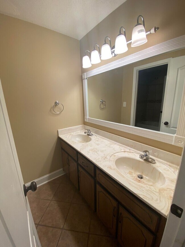 Building Photo - 3 Bedroom 2 Bath Home on a Cul da sac!