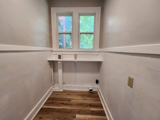 Foto del edificio - 4 Bedroom/2 Bath w/Attached Garage Recentl...