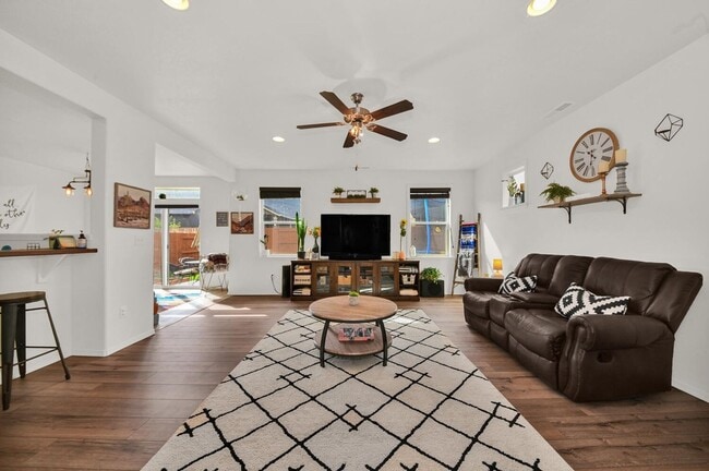 Foto del edificio - Gorgeous 4-Bdr with fully fenced yard in b...