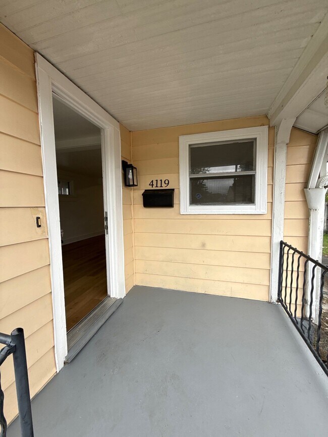 Foto del edificio - 4119 Farnham Ave