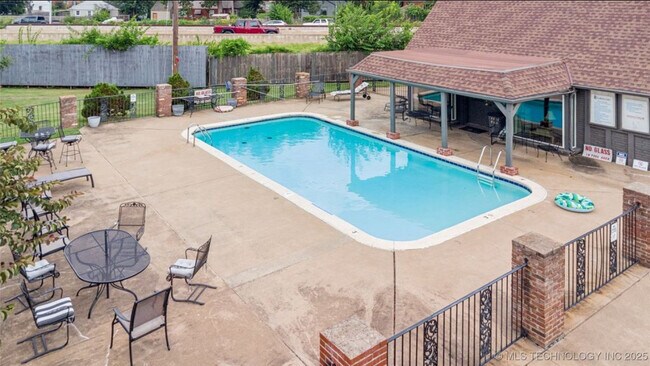 Building Photo - 2515 S Florence Pl