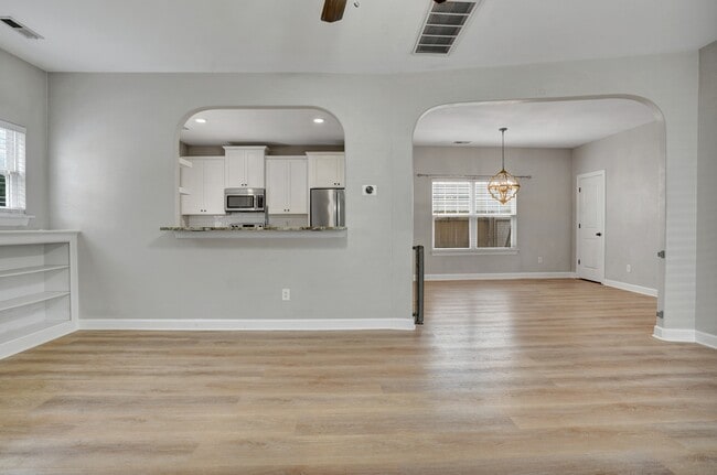 Foto del edificio - 211 Thalia Rd