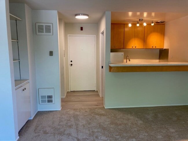 Building Photo - Woodlake Studio