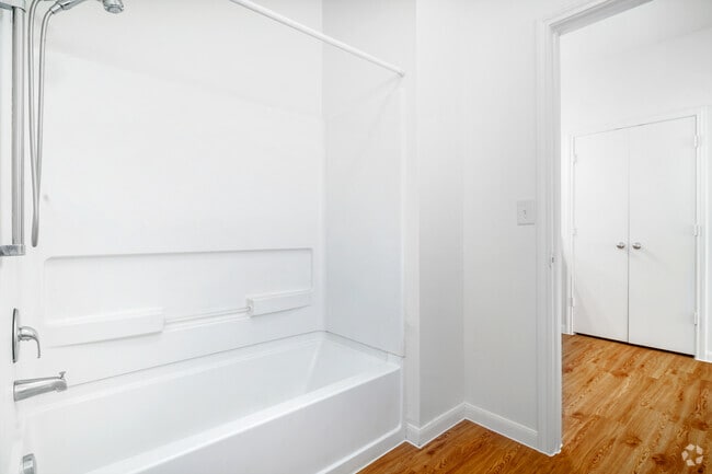 2BR, 2BA - 1079SF - Shower Room - Terraces at Cibolo
